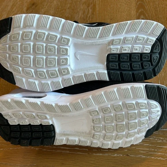 Nike Women's Air Max Nuaxis Shoes - Picture 5 of 7